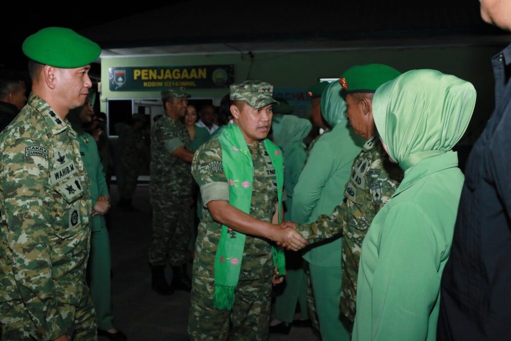 Jajaran Kodim 0314 Inhil saat menyambut kedatangan Pangdam XIX Tuanku Tambusai, Mayjen TNI Dr Agus Hadi Waluyo, S.A.P., M.M., CHRMP. di Markas Kodim, tadi malam. (ft muhamad)