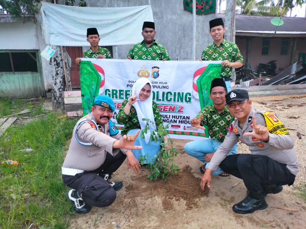 Jajaran Polsek Tempuling saat melaksanakan Program Green Policing, Tanamkan Cinta Lingkungan Sejak Dini di Ponpes Darussalam, pagi tadi. (ft muhamad)
