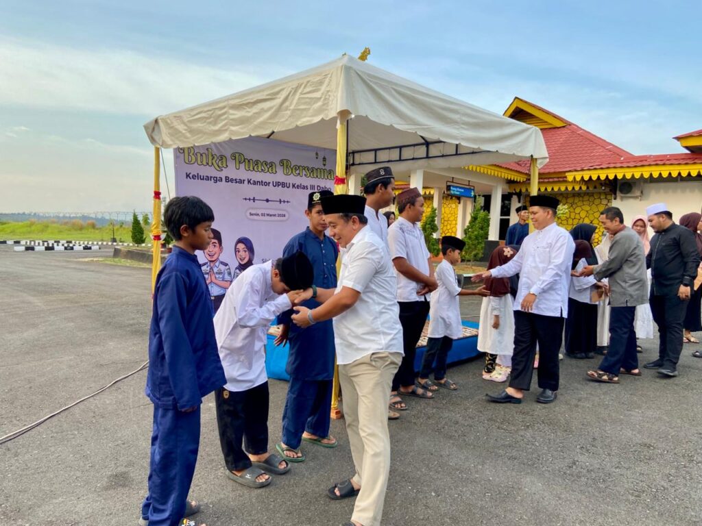 Kepala Bandara Dabo Singkep saat menyantuni anak yatim di acara buka puasa bersama, kemarin sore. (ft wandi)