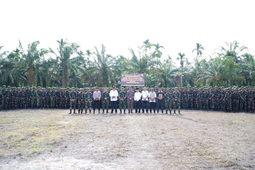 Kodim 0314/Inhil menggelar upacara penyambutan Personel TP 953/Harimau Rawa Brigif TP 89/GG Kodam XIX/Tuanku Tambusai di Desa Pengalihan, Kecamatan Kemuning, Rabu (11/3/2026) (ft muhamad)