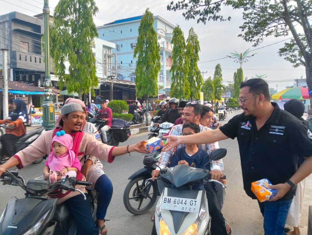 Pengurus ILC saat membagikan takjil kepada warga yang melintas di jalan, tadi sore. (ft muhamad)