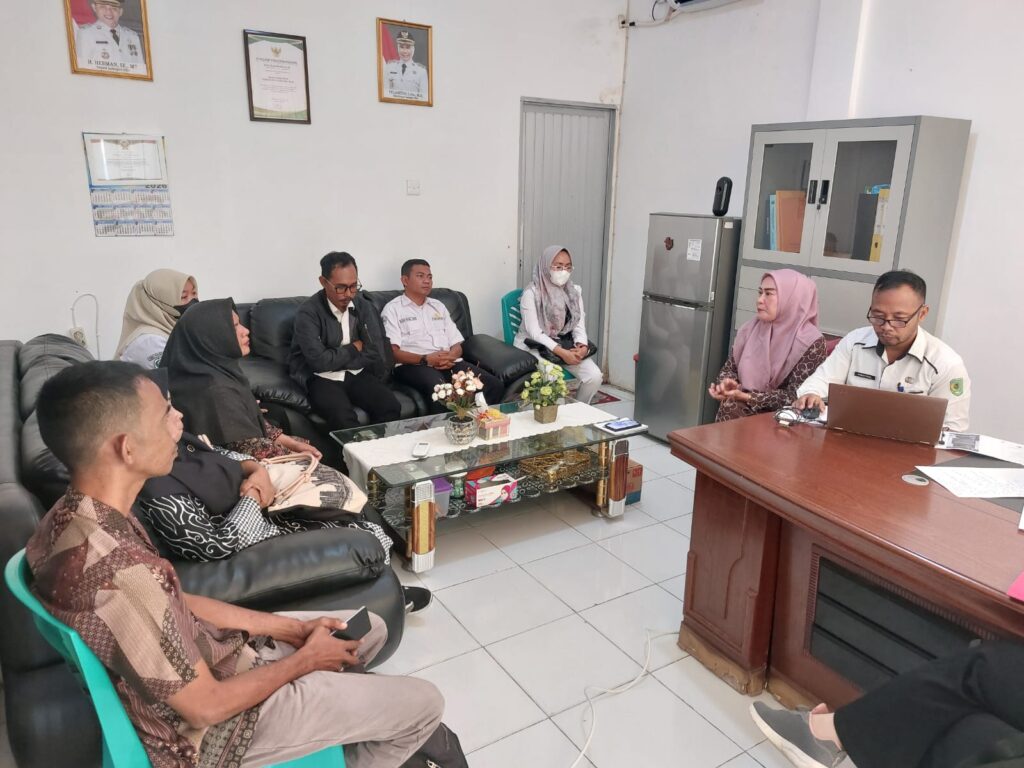 Pertemuan antara Petugas Puskesmas Inhilan dengan pihak Dinkes Inhil, kemarin. (ft muhamad)