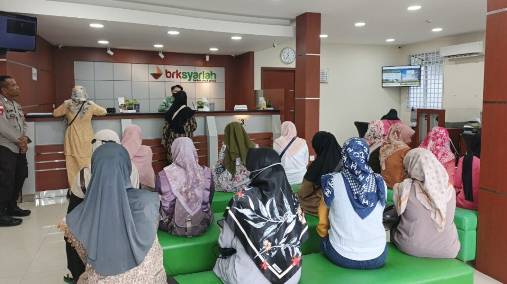 Warga Lingga saat mengantri penukaran uang di BRK Syariah, pagi tadi. (ft wandi)