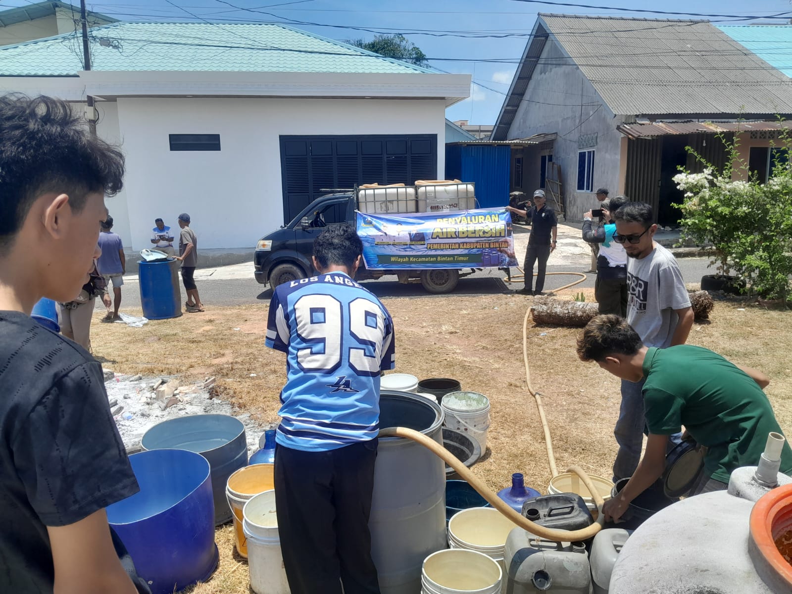 Warga mengantre air bersih di Bintan, kemarin. (ft mcbintan)