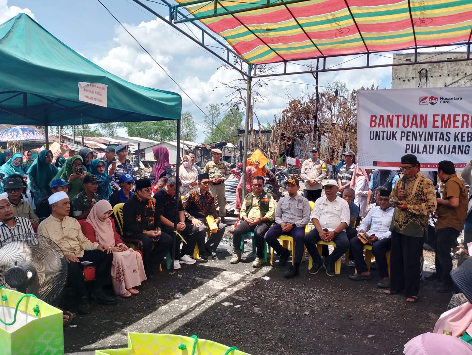 Bupati Inhil saat berjumpa dengan para korban kebakaran. (ft muhamad)