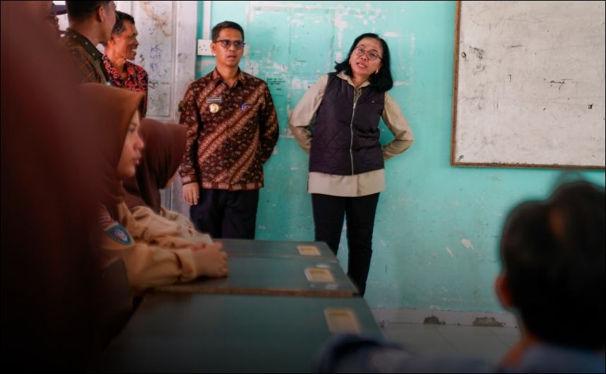 Bupati dan Anggota DPRRI saat meninjau sekolah di Pulau Tulang, kemarin. (ft kominfokarimun)