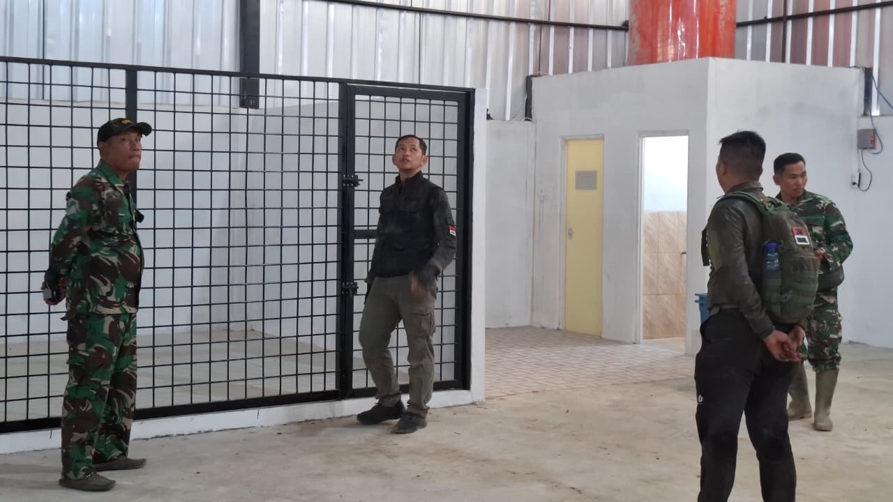 Dandim 0314 Inhil, Letkol Arm Wahib Mustofa Fathurrahman saat meninjau langsung pembangunan KDKMP di satu desa di Kabupaten Indragiri Hilir(Inhil), pagi tadi. (ft muhamad)