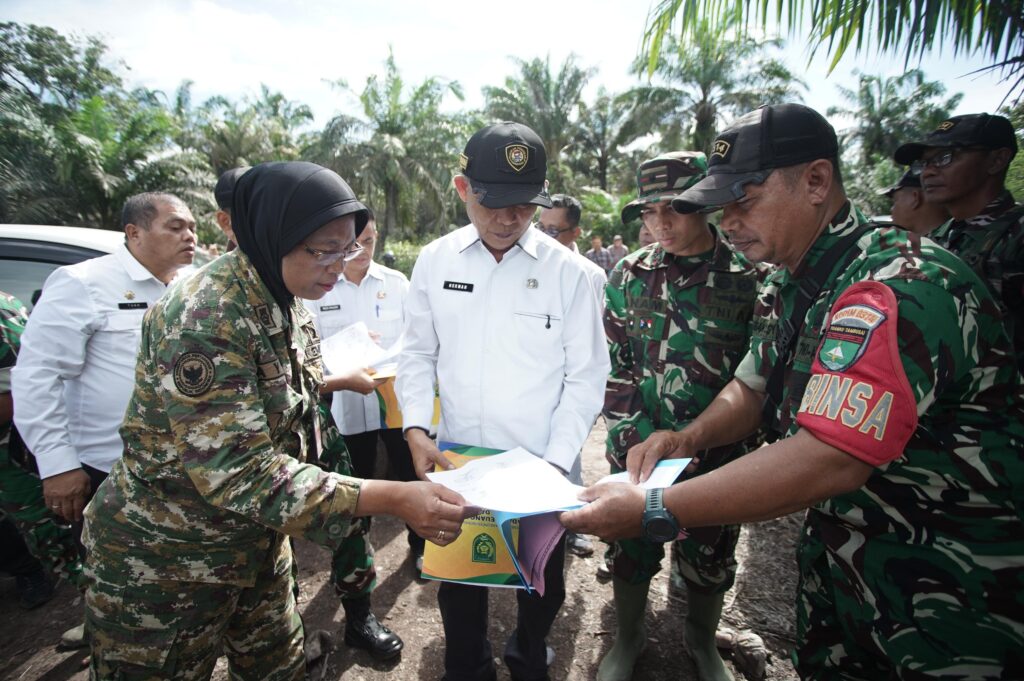 Komandan Kodim (Dandim) 0314/Indragiri Hilir (Inhil), Letkol Arm Wahib Mustofa Fathurrahman, M.Han., bersama Bupati Inhil dan perwakilan Kementerian Pertahanan (Kemhan) RI meninjau lokasi pembangunan Yon TP 953/Harimau Rawa, yang berada di Kelurahan Harapan Tani, Kecamatan Kempas, Rabu (8/4/2026). (ft muhamad(
