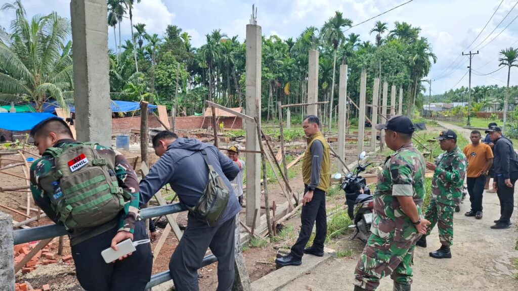 Dandim saat meninjau bagunan KMP, siang tadi. (ft muhamad)