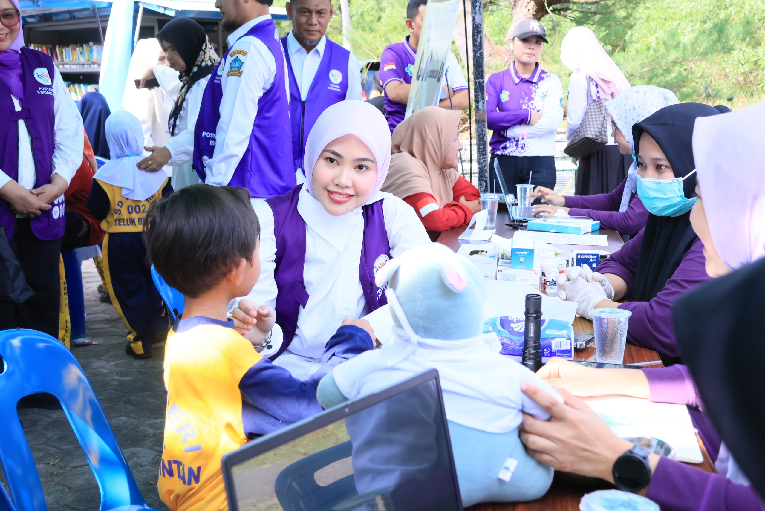 Hafizha Ramadhani saat meninjau Posyandu di Bintan, kemarin. (ft mcbintan)