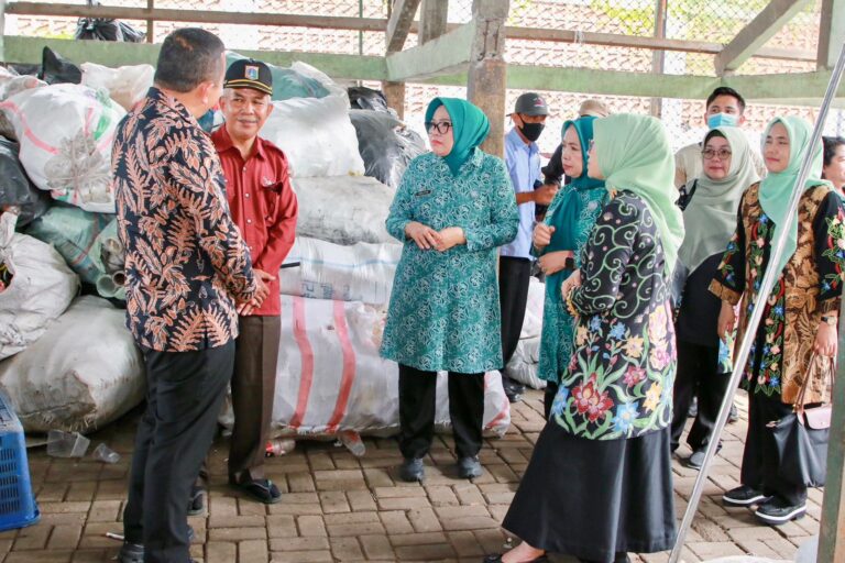 Ketua TP-PKK Batam, Erlita Amsakar, bersama rombongan mengunjungi bank sampah di Jakarta Barat, Senin (6/4/2026). HUMAS DISKOMINFO BATAM