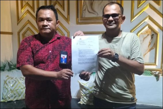 Ilpan Rambe (kiri) sebagai Kuasa Hukum berfoto bersama Tanjung Buser usai konferensi pers, tadi malam. (ft sapii)