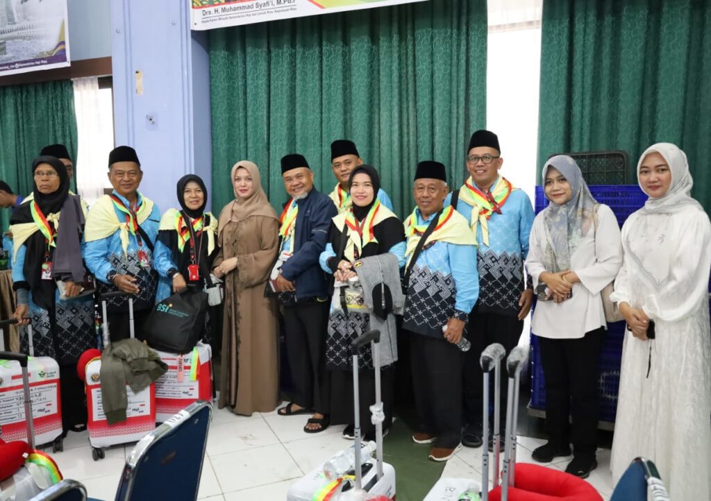 Jajaran Pemkab Bintan dan Wabup Bintan saat melepas keberangkatan 44 JCH asal Bintan, kemarin. (ft mcbintan)