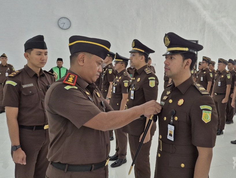Kajari Lingga (kedua dari kiri) saat melantik para Kasubsi, pagi tadi. (ft wandi)