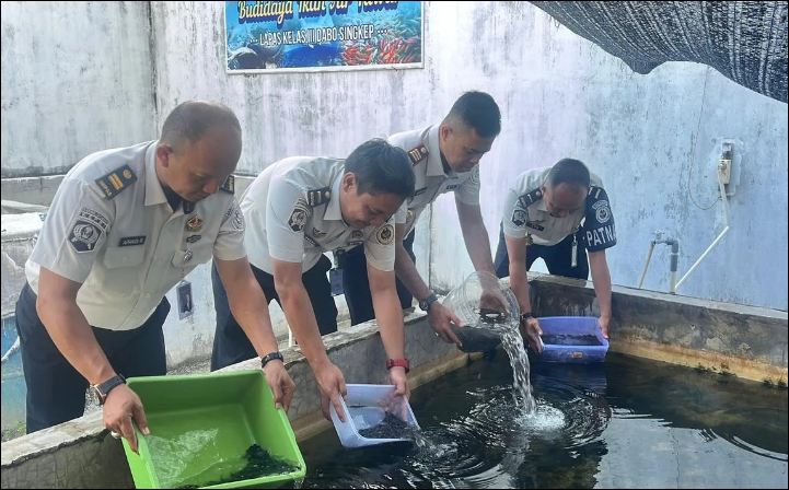 Kalapas Dabo saat melepas ribuan bibit lele di Lapas, kemarin. (ft fikri)