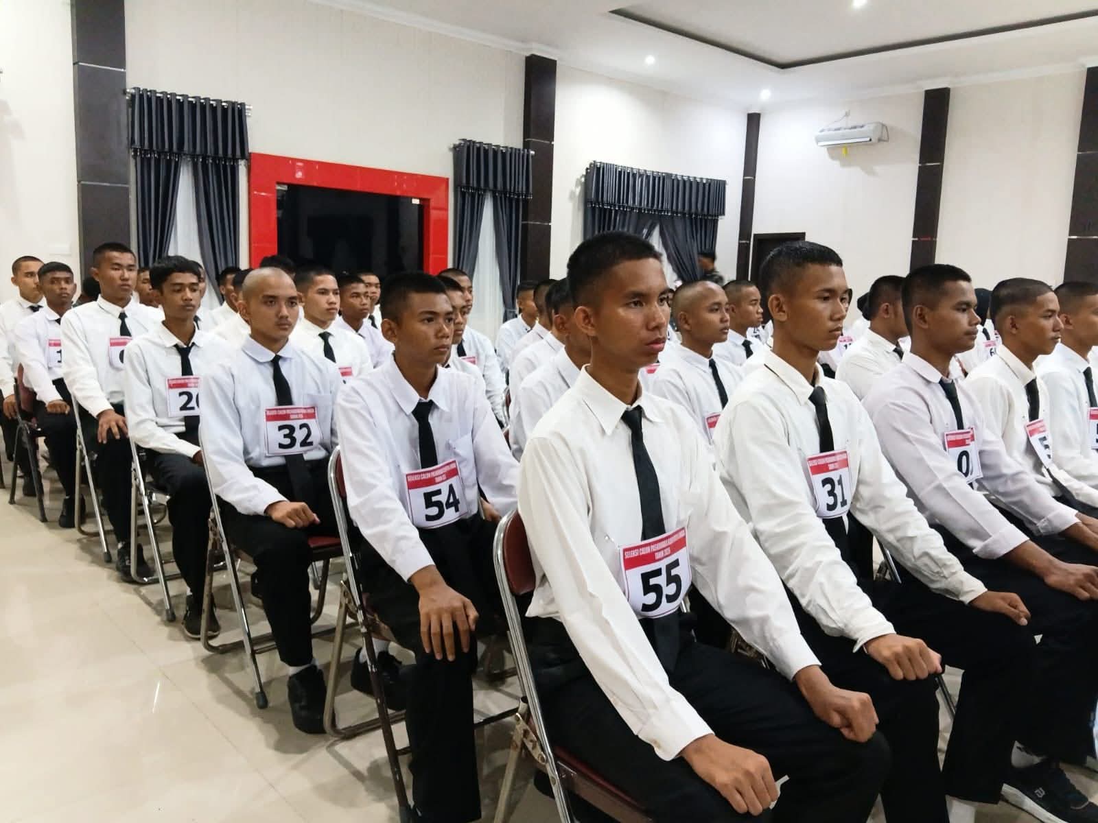 Para peserta calon Paskibra Lingga saat mengikuti rangkaian tes, kemarin sore. (ft wandi)