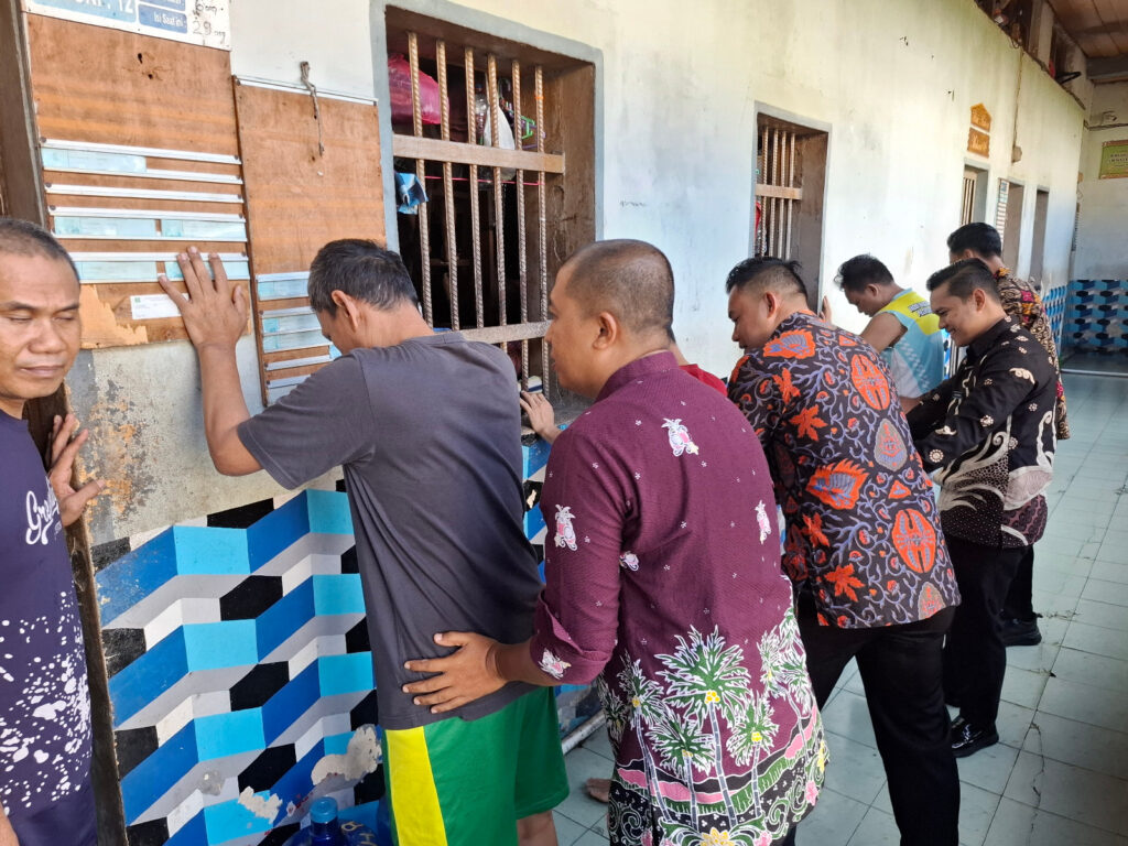 Lembaga Pemasyarakatan Kelas IIA Tembilahan kembali melaksanakan razia rutin kamar hunian sebagai upaya menjaga keamanan dan ketertiban, siang tadi. (ft muhamad)
