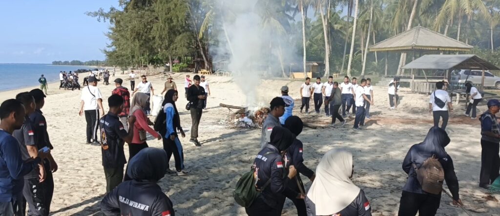 Suasana Goro di Pantai Batu Berdaun atas inisiasi Kajeri Lingga, pagi tadi. (ft wandi)
