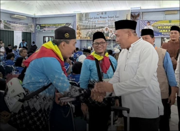 Wabup Rocky saat meninjau JCH asal Kabupaten Karimun di Batam, kemarin. (ft kominfokarimun)