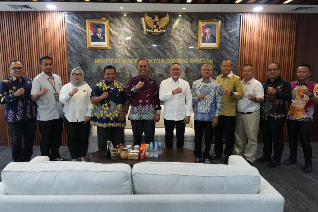 Bupati Inhil H. Herman beserta jajaran saat melakukan kunjungan kerja strategis dengan ke Menko Bidang Pangan Zulkifli Hasan di Kantor Kementerian Koordinator Bidang Pangan, Jakarta, kemarin. (ft kominfoinhil)