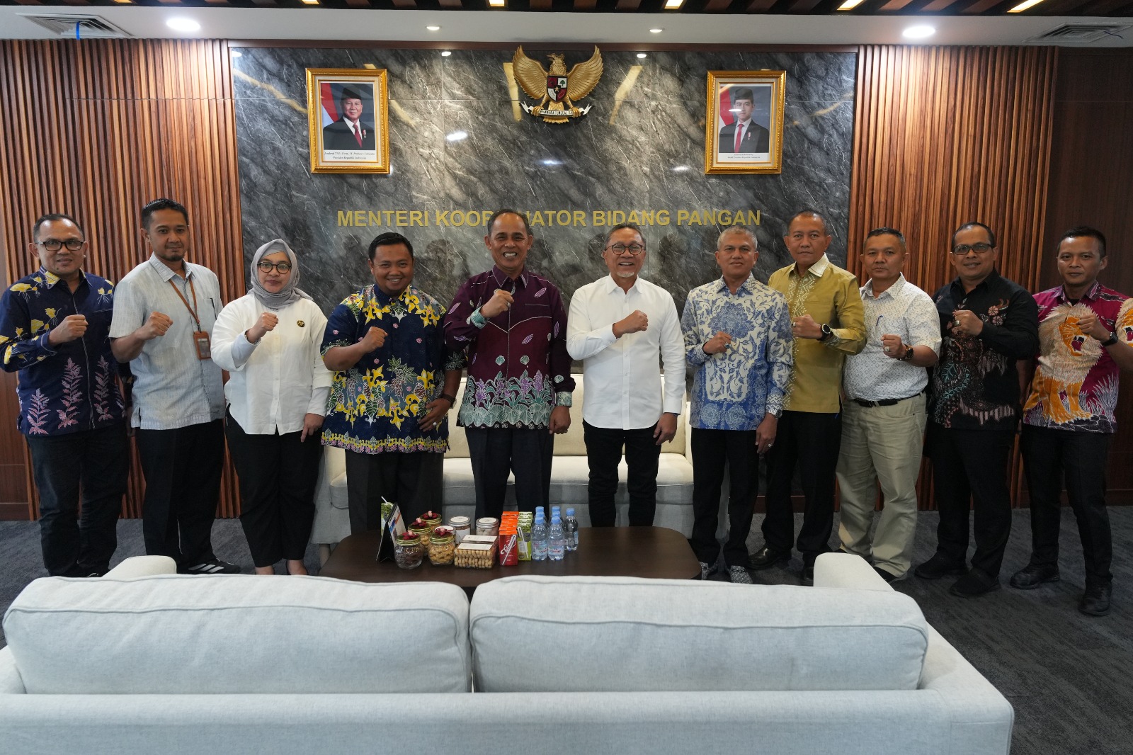 Bupati Inhil H. Herman beserta jajaran saat melakukan kunjungan kerja strategis dengan ke Menko Bidang Pangan Zulkifli Hasan di Kantor Kementerian Koordinator Bidang Pangan, Jakarta, kemarin. (ft kominfoinhil)
