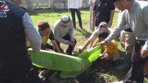 Bupati Inhil saat menyaksikan prosesi penyembelihan hewan kurban, pagi tadi. (ft muhamad)