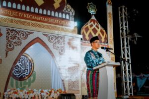 Bupati Karimun saat membukan STQ Kecamatan Selat Gelam. (ft kominfokarimun)