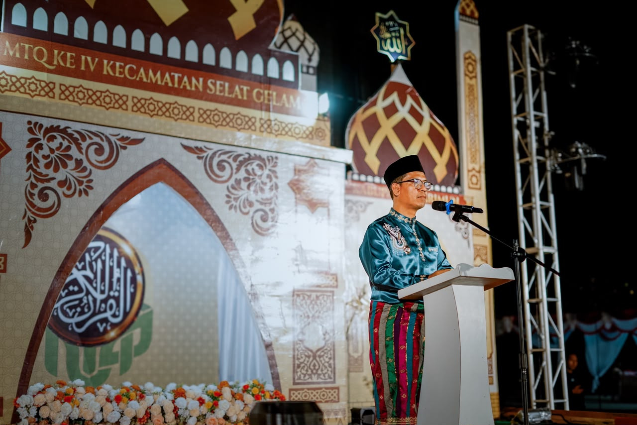 Bupati Karimun saat membukan STQ Kecamatan Selat Gelam. (ft kominfokarimun)