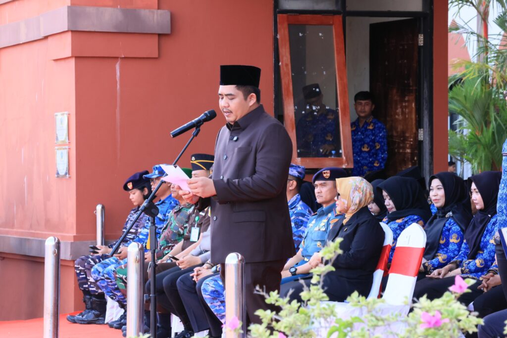 Bupati Roby Kurniawan saat memimpin Upacara Hardiknas, pagi tadi. (ft mcbintan)