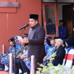 Bupati Roby Kurniawan saat memimpin Upacara Hardiknas, pagi tadi. (ft mcbintan)