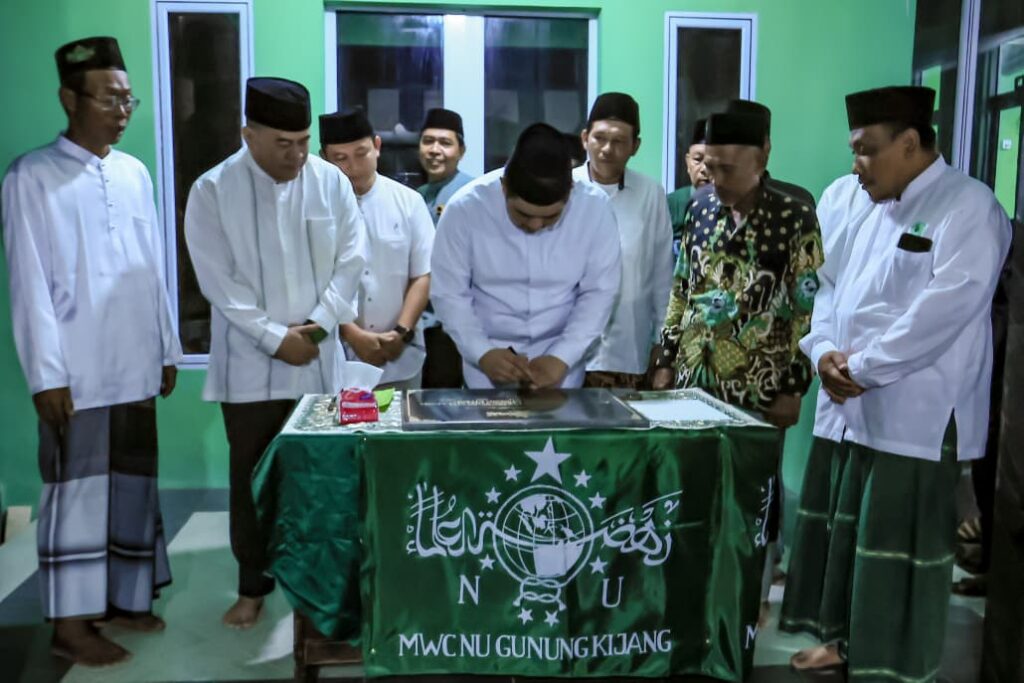 meresmikan Kantor Majelis Wakil Cabang Nahdlatul Ulama (MWC-NU) Kecamatan Gunung Kijang, tadi malam