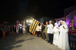 Bupati dan Wakil Bupati Inhil saat melepas Pawai Takbir Iduladha, malam tadi. (ft muhamad)