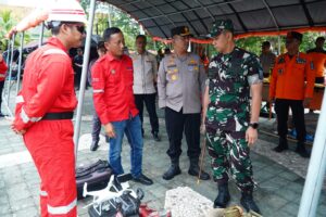 Dandim satejau kesiapan personel ad perlegkapannya saat menghadapi Karhutla di Inhil. (ft muhamad)