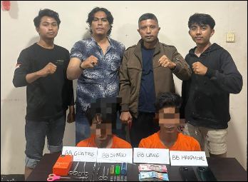Dua tersangka dan barang bukti Narkoba di Polsek Enok, sore tadi. (ft muhamad)