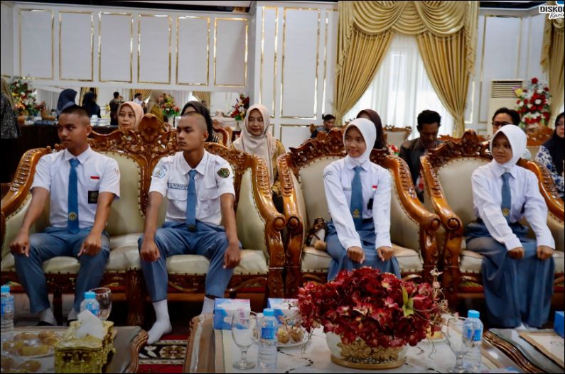 Empat calon Paskibrakan Nasional di Kediaman Dinas Bupati, kemarin. (ft riandi)