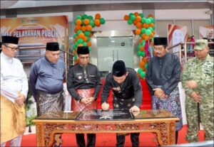 Gubernur Kepri dan Bupati Karimun menandatangani prasasti MPP disaksikan Ketua DPRD, Wakil Ketua DPRD Karimun dan tamu undangan, pagi tadi. (ft msarih)