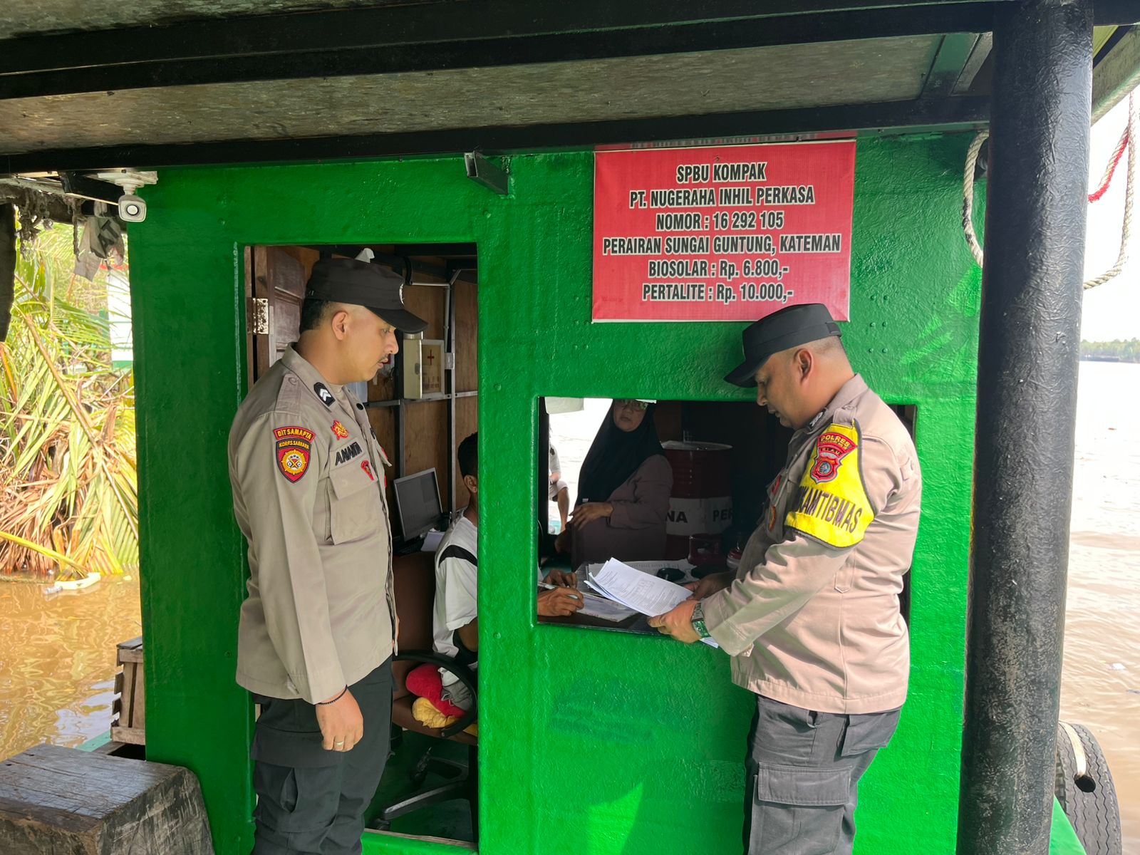 Jajaran Polsek Kateman saat melakukan tinjauan stok BBM di wilayah kerjanya, pagi tadi. (muhamad)