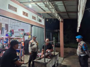 Jajaran Polsek Tempuling saat menggelar kegiatan bersama masyarakat. malam tadi. (ft muhamad)