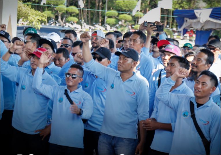 Para buruh saat memperingati May Day, kemarin. (ft kominfokarimun)