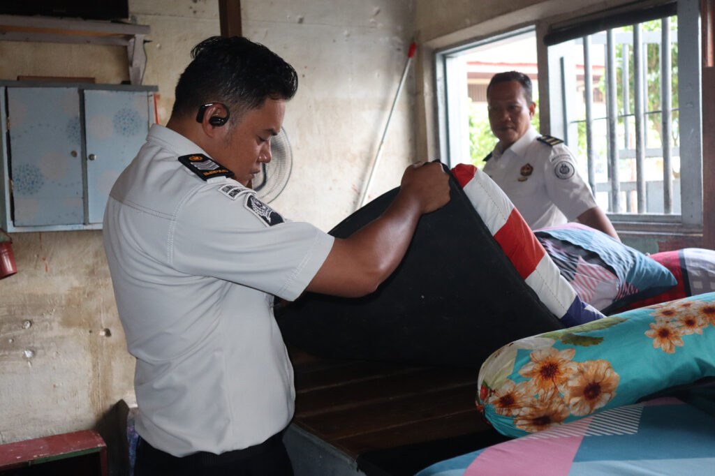 Petugas Lapas Tembilahan saat memeriksa tempat tidur warga binaan, pagi tadi. (ft mhd)
