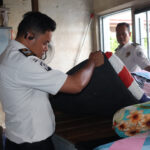 Petugas Lapas Tembilahan saat memeriksa tempat tidur warga binaan, pagi tadi. (ft mhd)