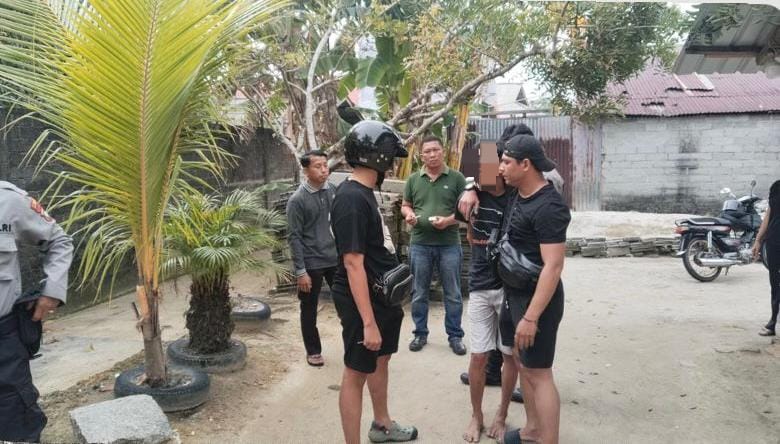Polisi saat menangkap tersangka pembobol rumah warga di Kundur, kemarin. (ft humaspolreskarimun)