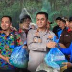Kaporles Inhil saat menyampaikan Sembako kepad aseorang buruh, pagi tadi. (ft munamad)