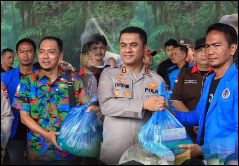 Kaporles Inhil saat menyampaikan Sembako kepad aseorang buruh, pagi tadi. (ft munamad)