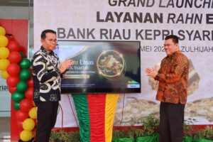 Sekdakab Bintan, Ronny Kartika saat meresmikan Kantor Penyelenggara Rahn Emas Cabang Bintan milik Bank Riau Kepri Syariah, pagi tadi. (ft mcbintan)