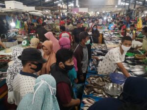 Suasana pasar tradisional Sri Bintan, beebrapa waktu lalu. (ft fuji)