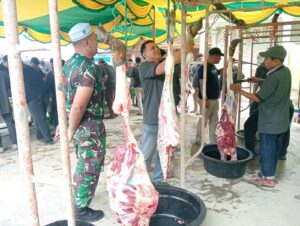 Suasana usai prosesi penyembelihan hewan qurban di Masjid Tembilahan,