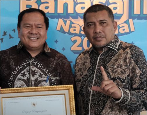 Wabup Rocky dan Kadisdik Karimun Grendy Tuerah usai menerima penghargaan di Depok, Senin kemarin. (ft diskominfo)