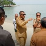 Wabup Rocky saat meninjau Obyek Wisata Pantai Pelawan, kemarin. (ft msaimi)