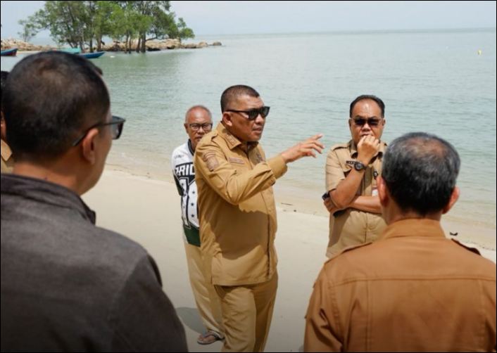 Wabup Rocky saat meninjau Obyek Wisata Pantai Pelawan, kemarin. (ft msaimi)